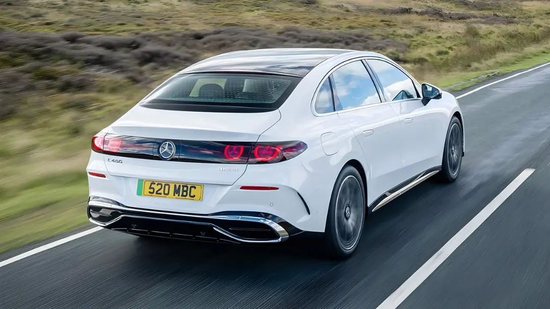 خودروی مرسدس بنز Cکلاس (Mercedes-Benz C-Class) برقی در حال حرکت در جاده
