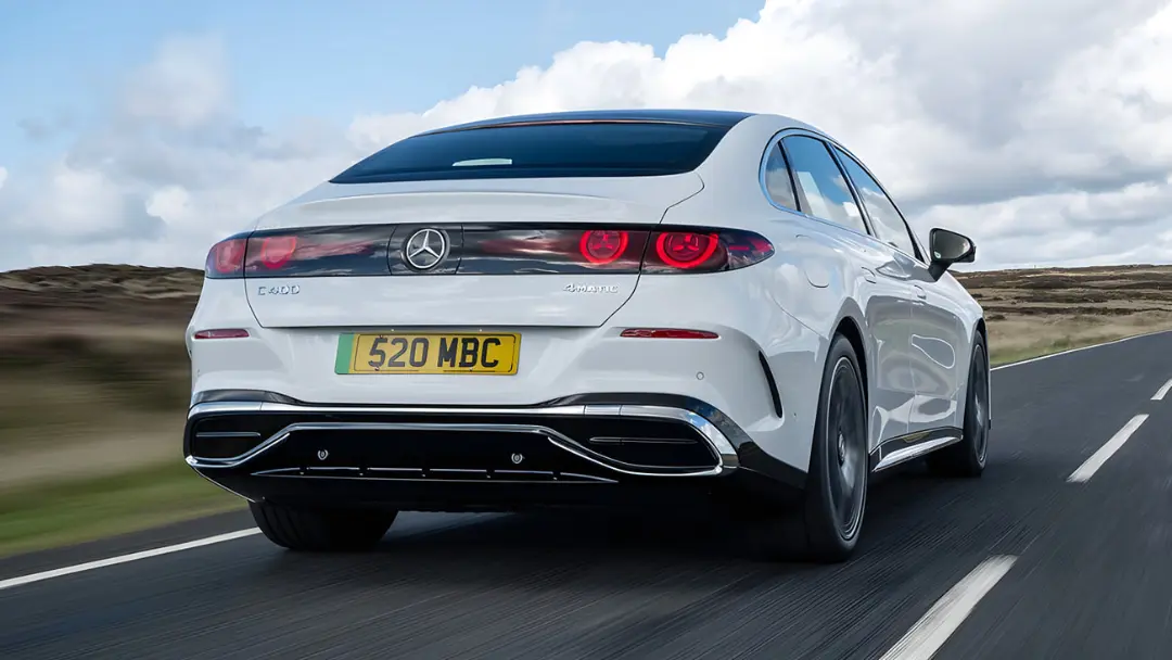 مرسدس بنز Cکلاس (Mercedes-Benz C-Class) برقی در حال حرکت در جاده