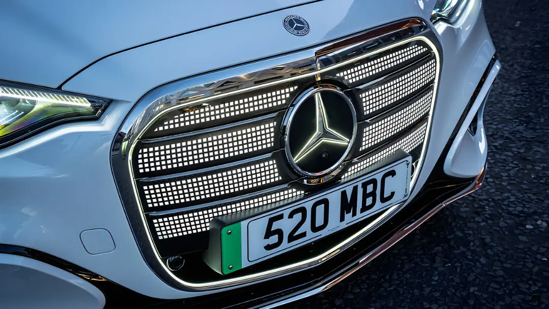 شبکه جلو و نشان مرسدس بنز (Mercedes-Benz) در مدل Cکلاس برقی جدید