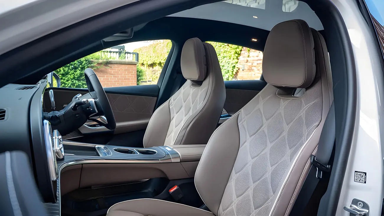 صندلی‌های چرمی و داشبورد خودروی مرسدس بنز (Mercedes-Benz) Cکلاس برقی
