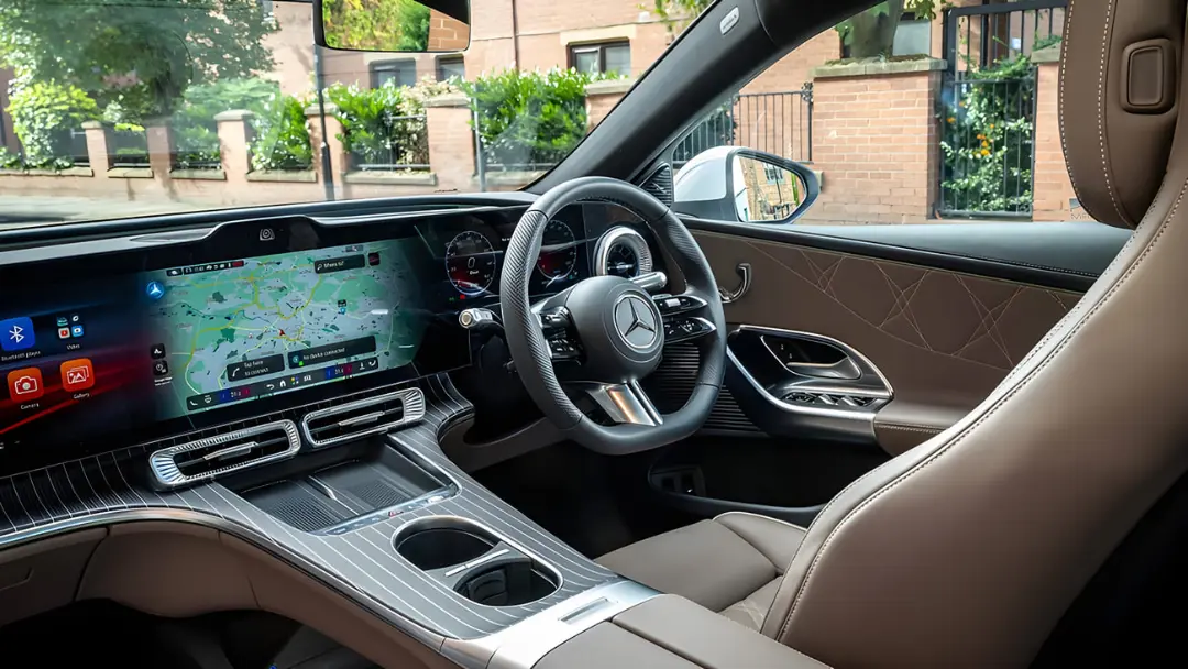 داشبورد و کابین داخلی خودروی مرسدس بنز (Mercedes-Benz) C-Class برقی با نمایشگر بزرگ