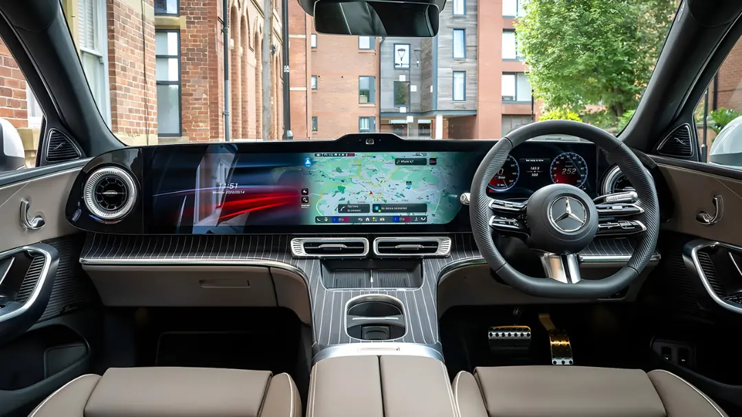 داشبورد و کابین خودروی مرسدس بنز (Mercedes-Benz) C-Class با نمایشگرهای دیجیتال بزرگ