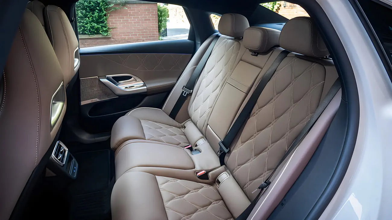 صندلی‌های عقب چرمی با دوخت الماسه در کابین مرسدس Cکلاس (Mercedes C-Class) برقی