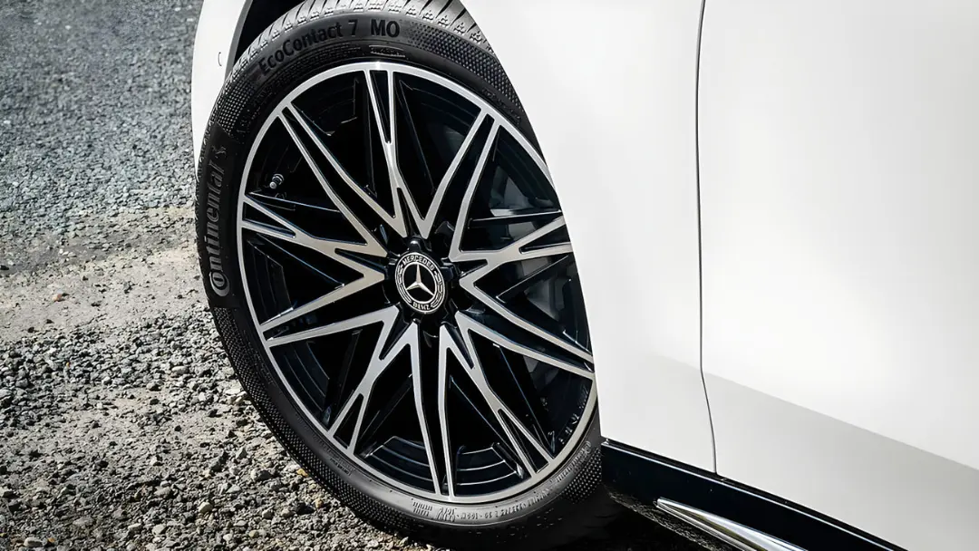 رینگ و لاستیک مرسدس بنز (Mercedes-Benz) روی بدنه سفید خودرو