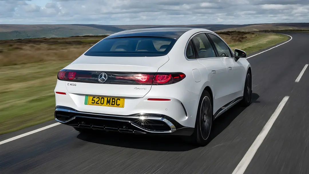 نمای عقب خودروی مرسدس بنز (Mercedes-Benz) C400 برقی در حال حرکت در جاده