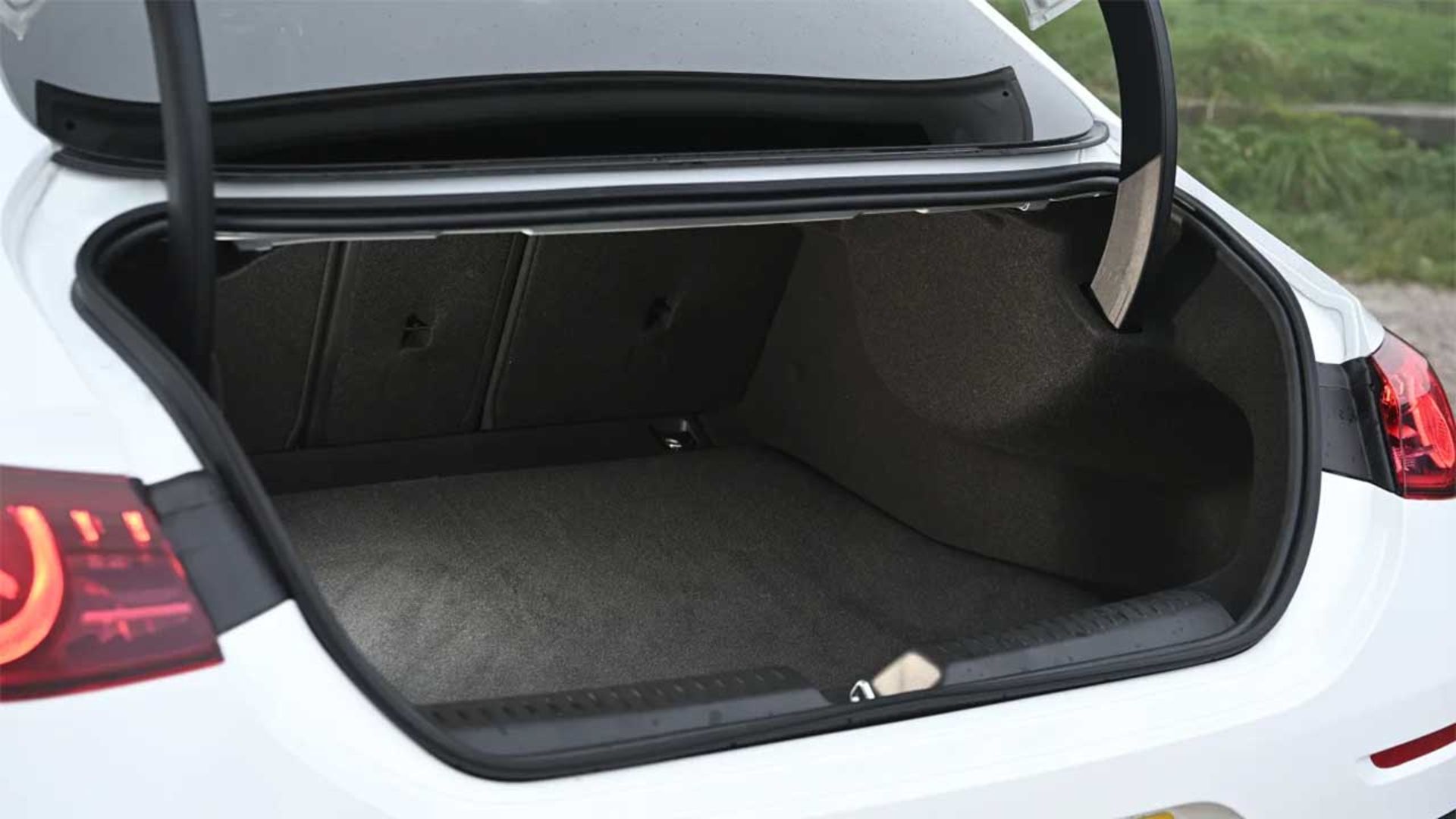 نبرد مرسدس CLA برقی و تسلا مدل 3