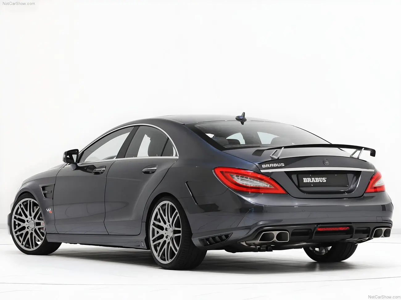 خودروی مرسدس CLS 650 برابوس (Brabus) با رنگ خاکستری متالیک در استودیو