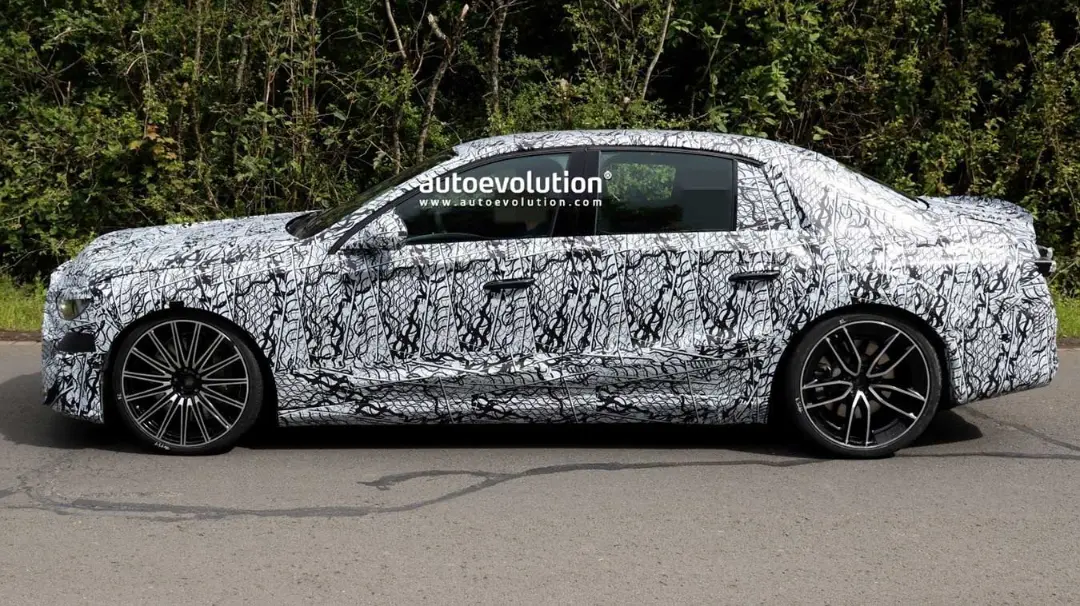 نسل آینده مرسدس E63 AMG نمای جانبی