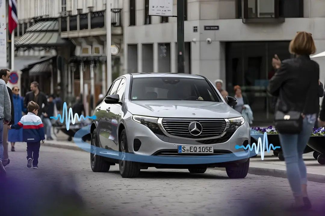 خودروی برقی مرسدس بنز (Mercedes-Benz) در حال حرکت در خیابان شهری