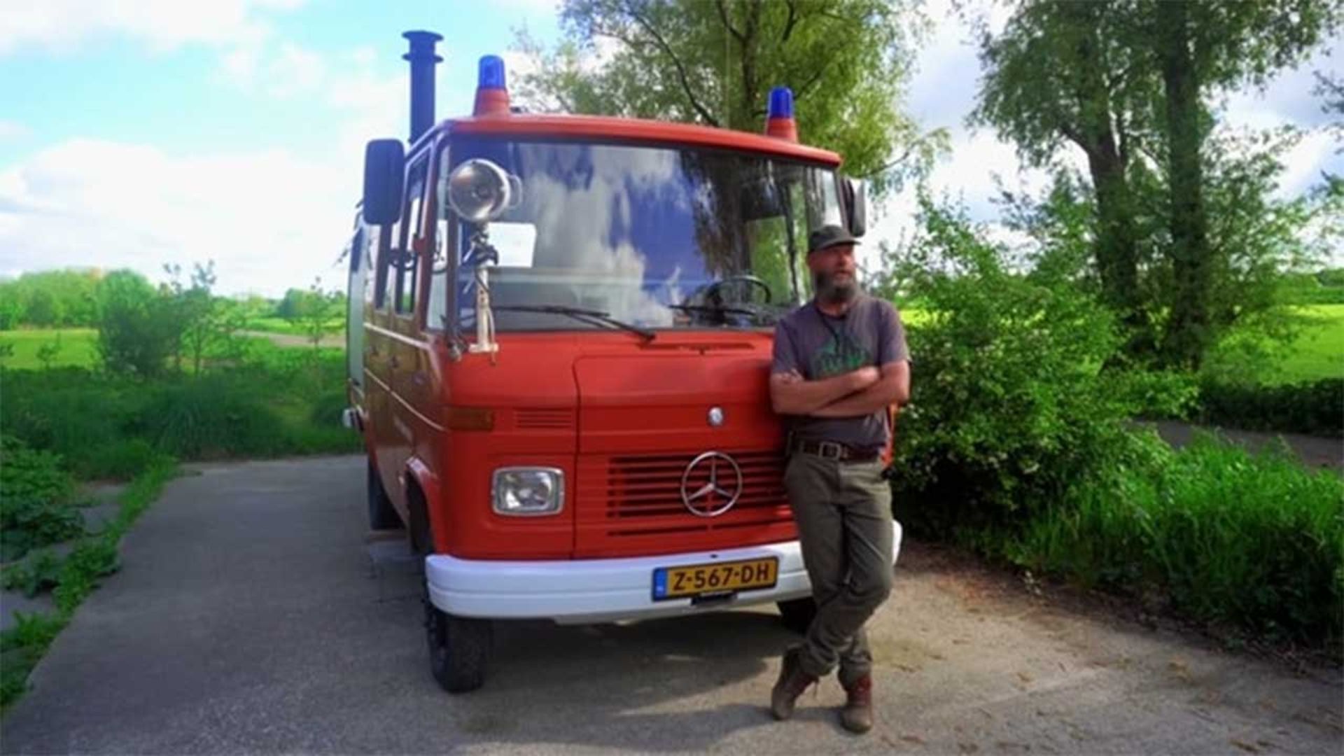 تبدیل مینی‌بوس قدیمی بنز به کلبه‌ای متحرک 