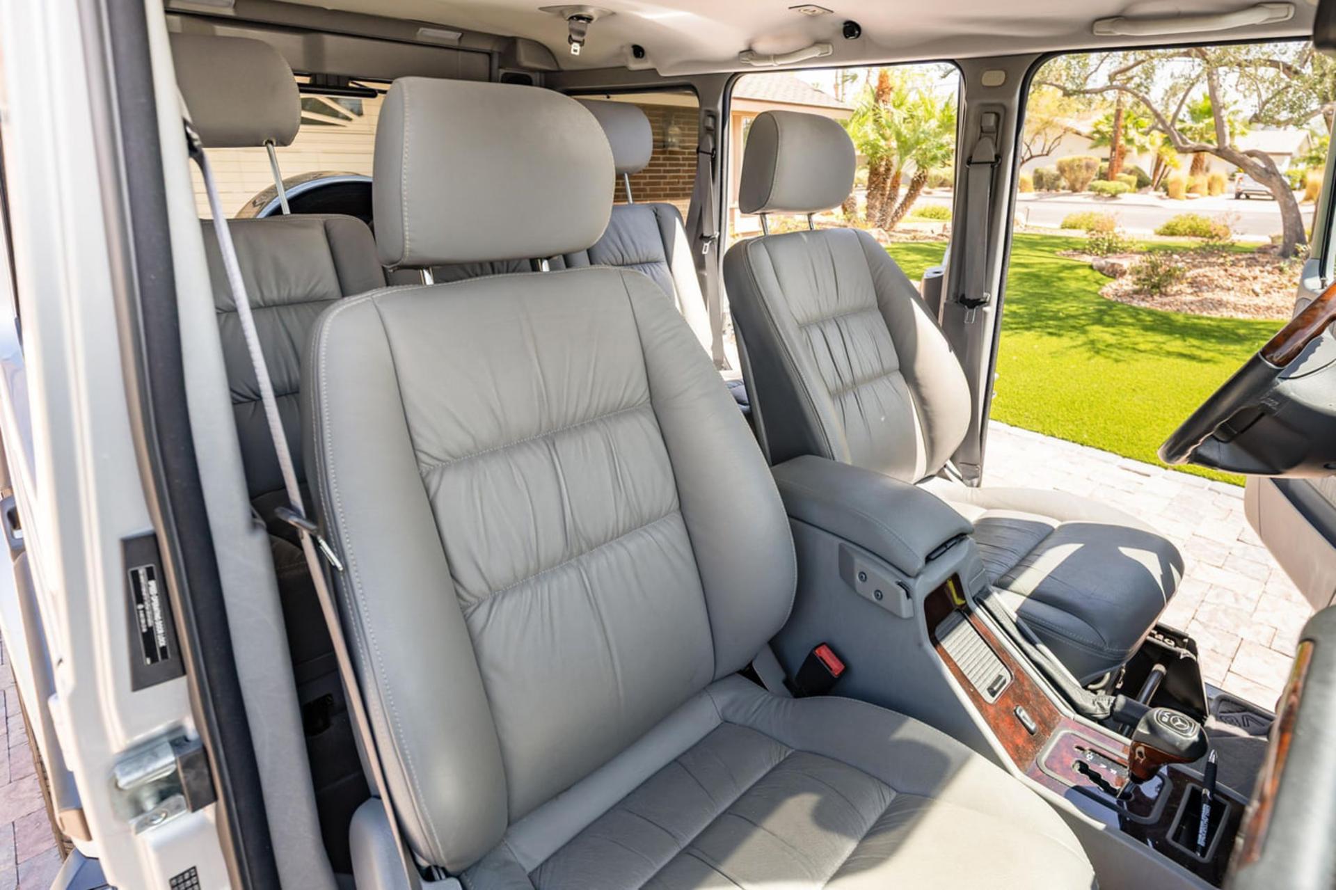 صندلی‌های چرمی خاکستری کابین خودروی مرسدس بنز جی‌واگن (Mercedes-Benz G-Class) مدل ۲۰۰۶