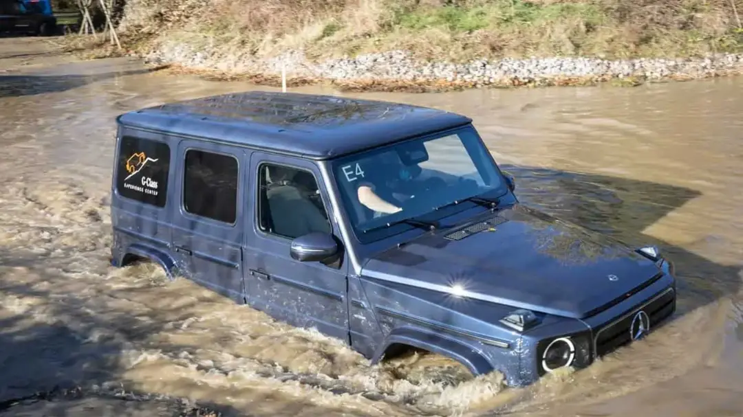 خودرو مرسدس جی کلاس (Mercedes G-Class) در حال حرکت روی سطح آب
