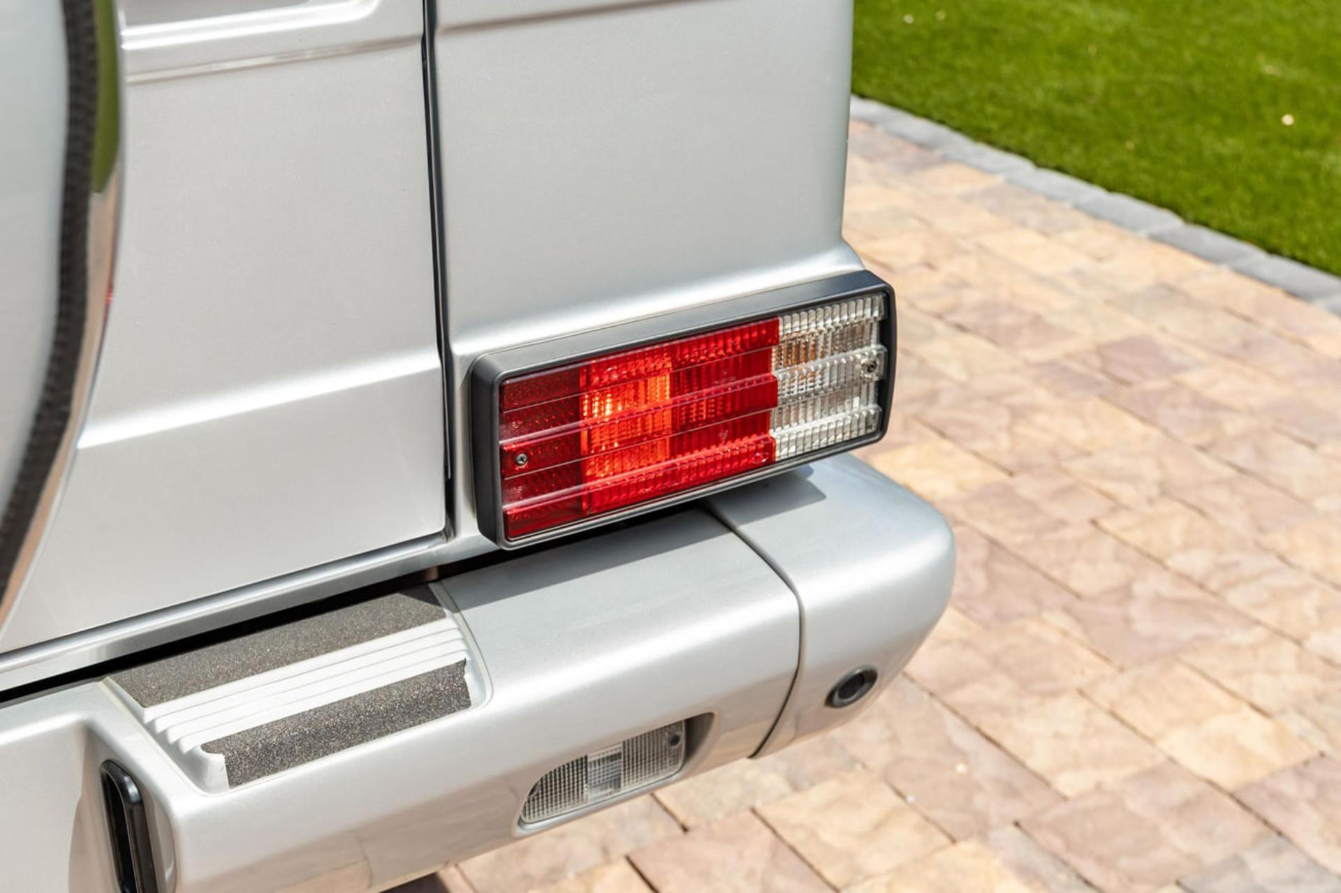 چراغ عقب قرمز و سفید مرسدس جی‌کلاس (Mercedes G-Class) مدل ۲۰۰۶