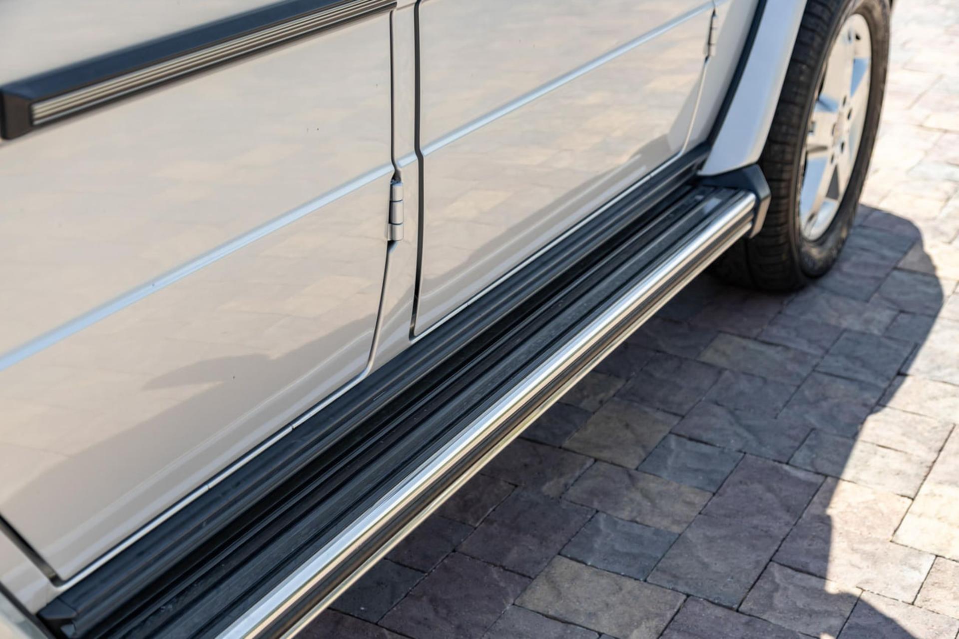 بدنه نقره‌ای و رکاب جانبی خودروی جی‌واگن (G-Class) مدل ۲۰۰۶