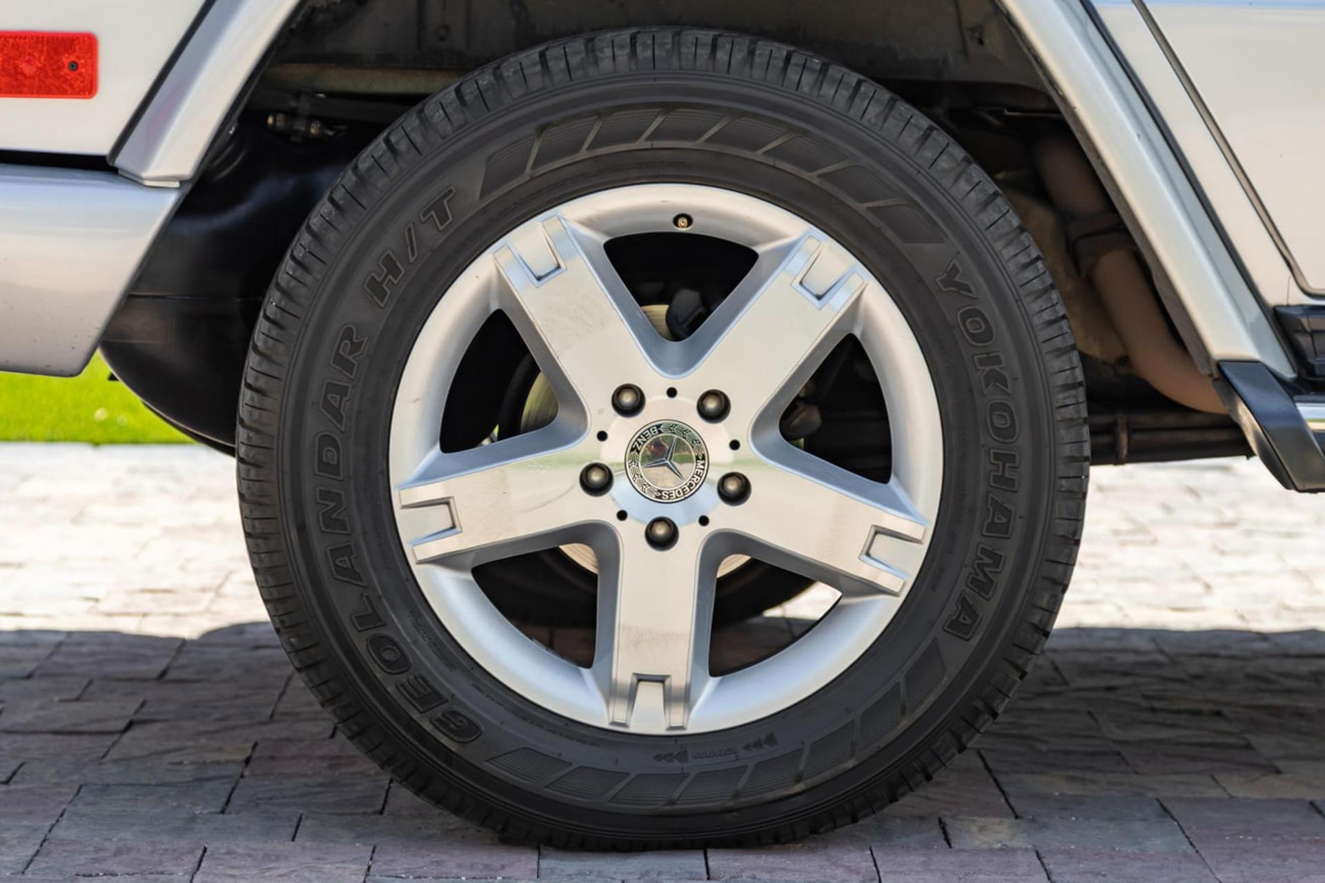 لاستیک یوکوهاما (Yokohama) روی رینگ پنج‌پر خودروی مرسدس بنز (Mercedes-Benz)