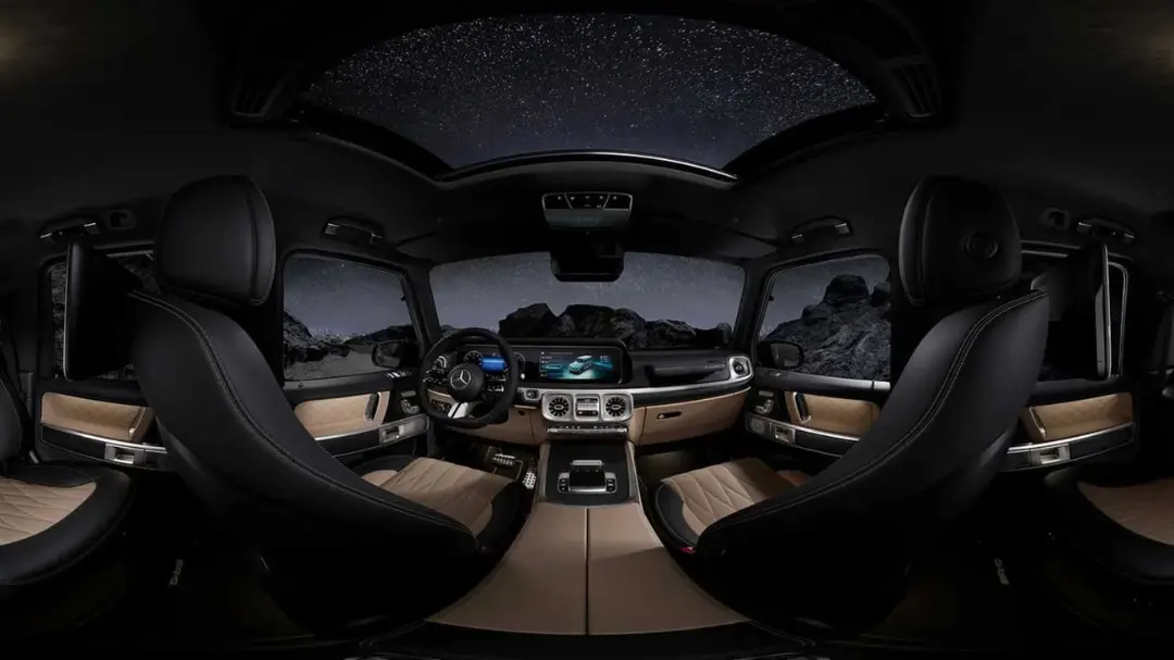 نمای داخلی خودروی لوکس مرسدس جی‌واگن (Mercedes-Benz G-Class) با سقف پانوراما