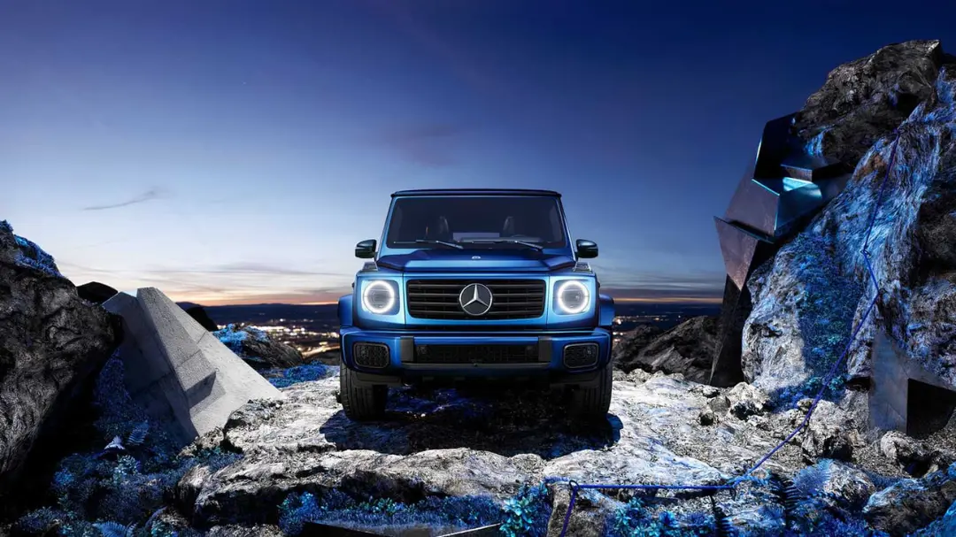 خودرو مرسدس جی‌واگن (Mercedes-Benz G-Class) آبی‌رنگ در مسیر کوهستانی صخره‌ای