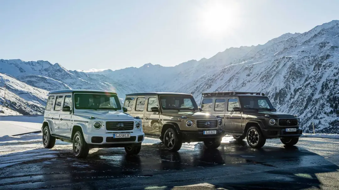سه دستگاه خودروی مرسدس جی‌واگن (Mercedes-Benz G-Class) در مسیر کوهستانی برفی