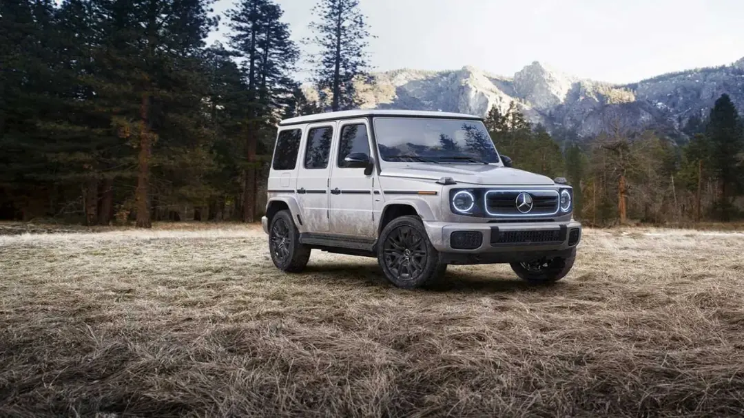 خودرو مرسدس جی‌واگن (Mercedes-Benz G-Class) سفید رنگ در فضای باز کوهستانی