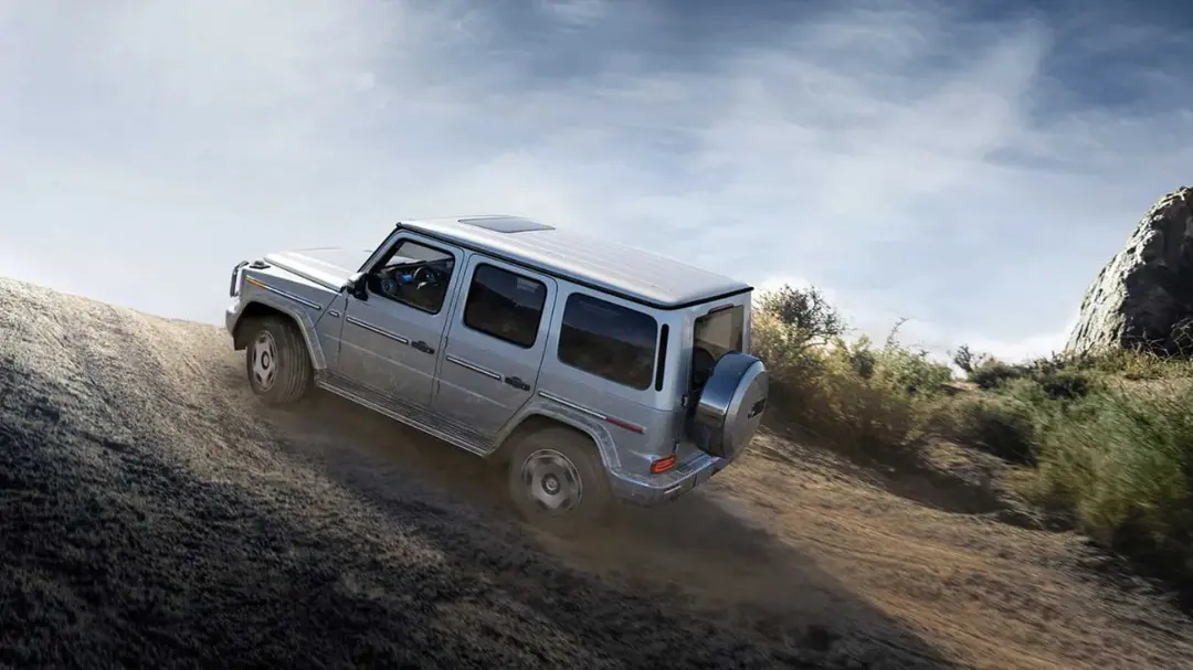 مرسدس جی‌واگن (Mercedes-Benz G-Class) در حال حرکت در یک مسیر کوهستانی شیب‌دار