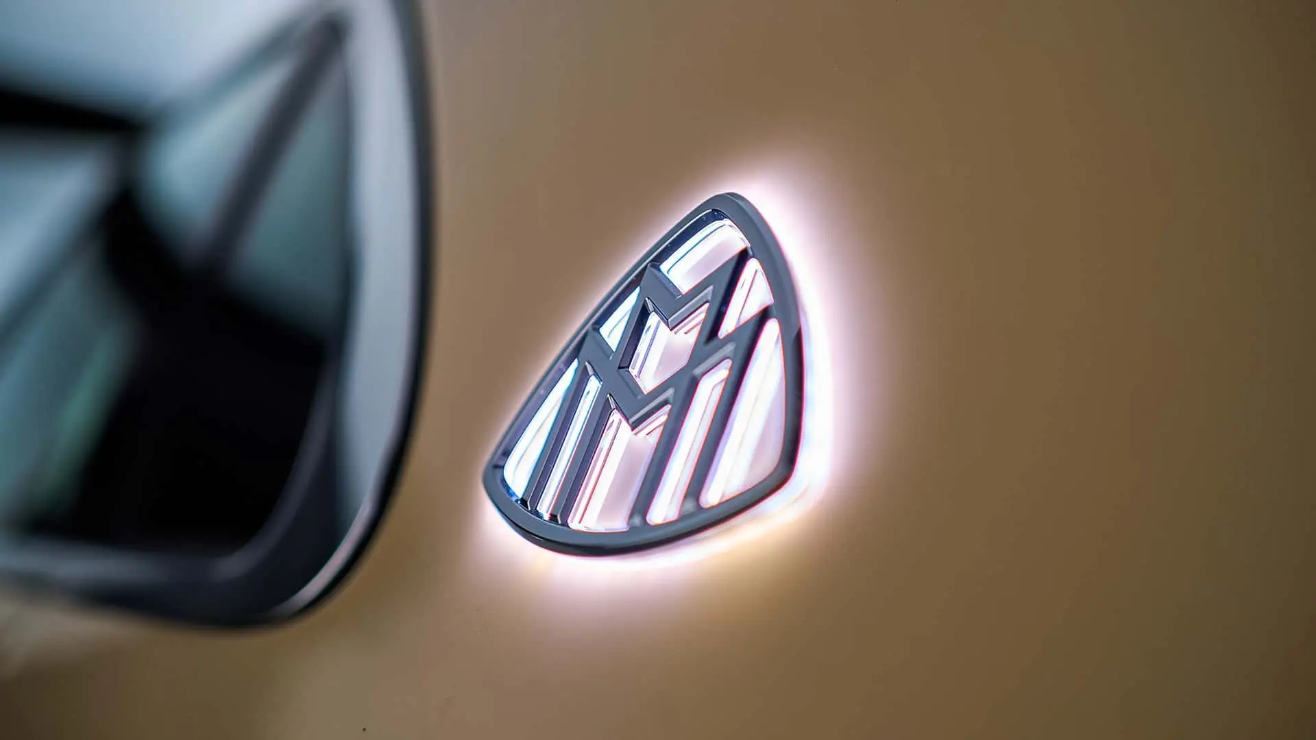 لوگوی درخشان خودروی میباخ (Maybach) روی بدنه خودرو