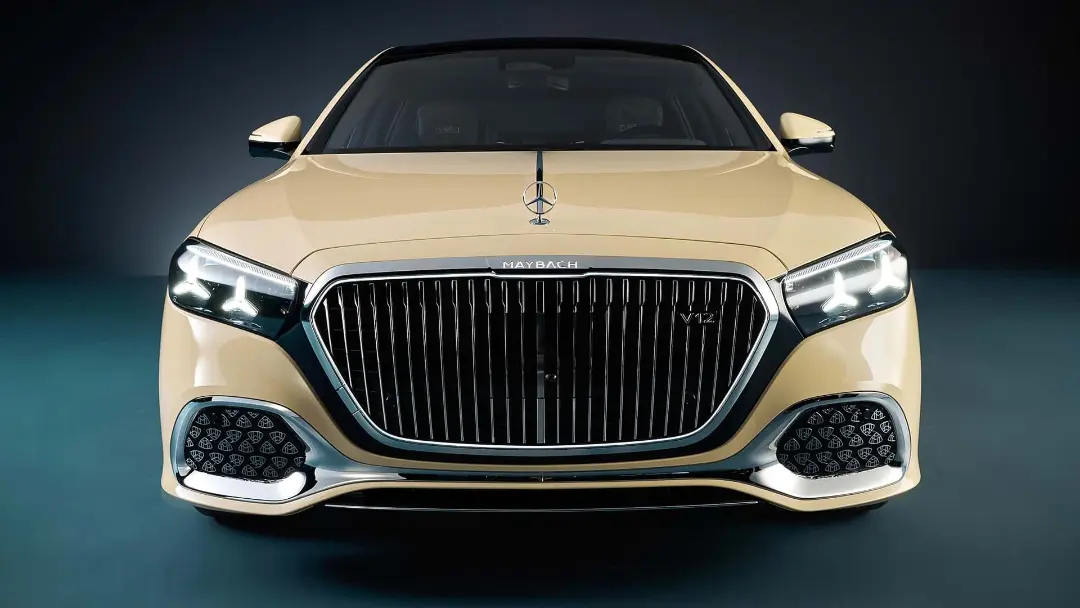 خودروی مرسدس مایباخ (Mercedes-Maybach) S680 با رنگ کرم و جلوپنجره کرومی