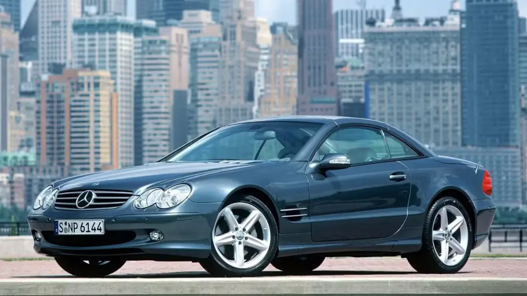مرسدس‌بنز اس‌ال کلاس (Mercedes SL-Class) نسل R230 با رنگ خاکستری در مقابل نمای شهری