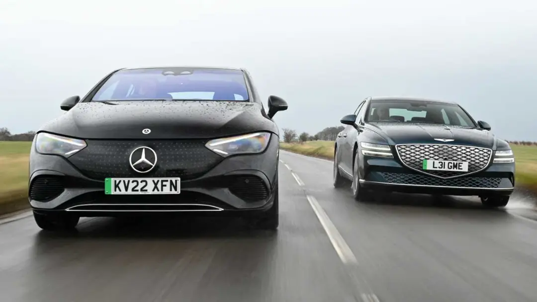 خودروهای مرسدس بنز (Mercedes-Benz) و جنسیس (Genesis) در حال حرکت در جاده