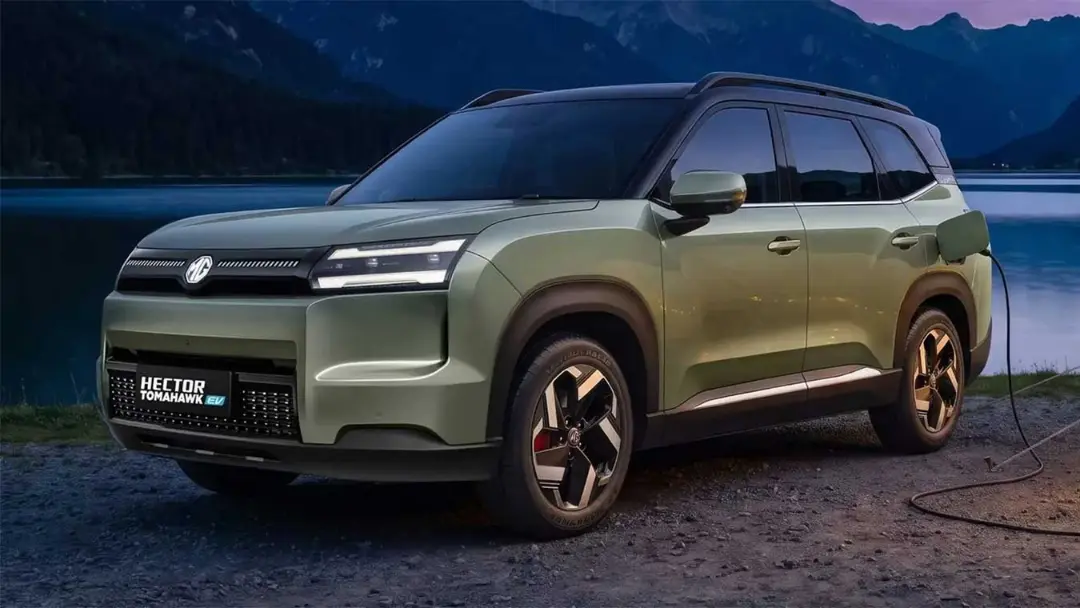 خودرو شاسی‌بلند ام‌جی هکتور تاماهاوک (MG Hector Tomahawk EV) در حال شارژ در کنار دریاچه