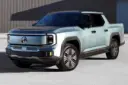 پیکاپ برقی ام‌جی U9 (MG U9) با رنگ آبی روشن در فضای باز