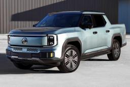 پیکاپ برقی ام‌جی U9 (MG U9) با رنگ آبی روشن در فضای باز