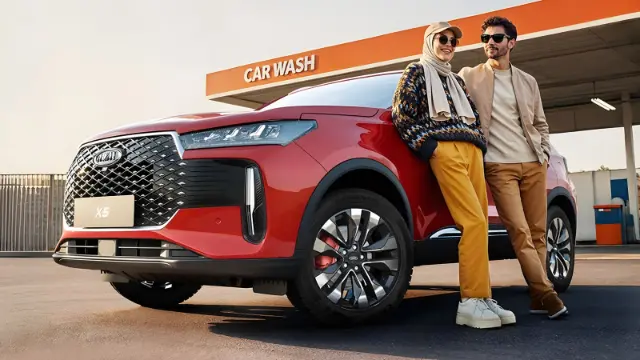 خودرو ام‌وی‌ام X5 (MG X5) قرمز رنگ در مقابل کارواش