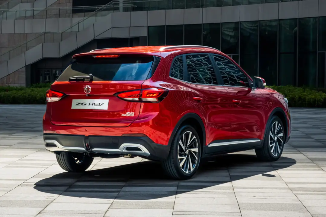 خودرو ام جی ZS HEV (MG ZS HEV) قرمز رنگ در فضای باز