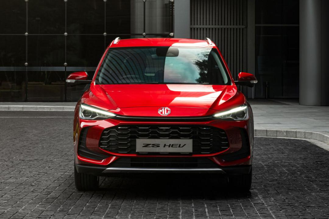 خودرو قرمز رنگ ام جی ZS HEV (MG ZS HEV) در نمای جلویی