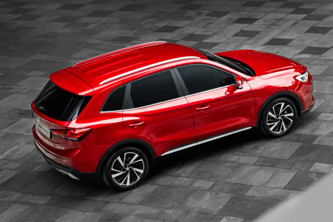 خودرو ام جی ZS هیبریدی (MG ZS HEV) قرمز رنگ در نمای بالا