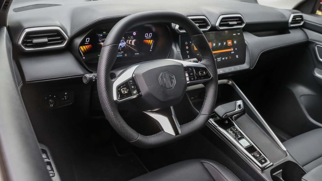 نمای داخلی و داشبورد خودرو ام جی (MG) ZS هیبریدی با فرمان چرمی