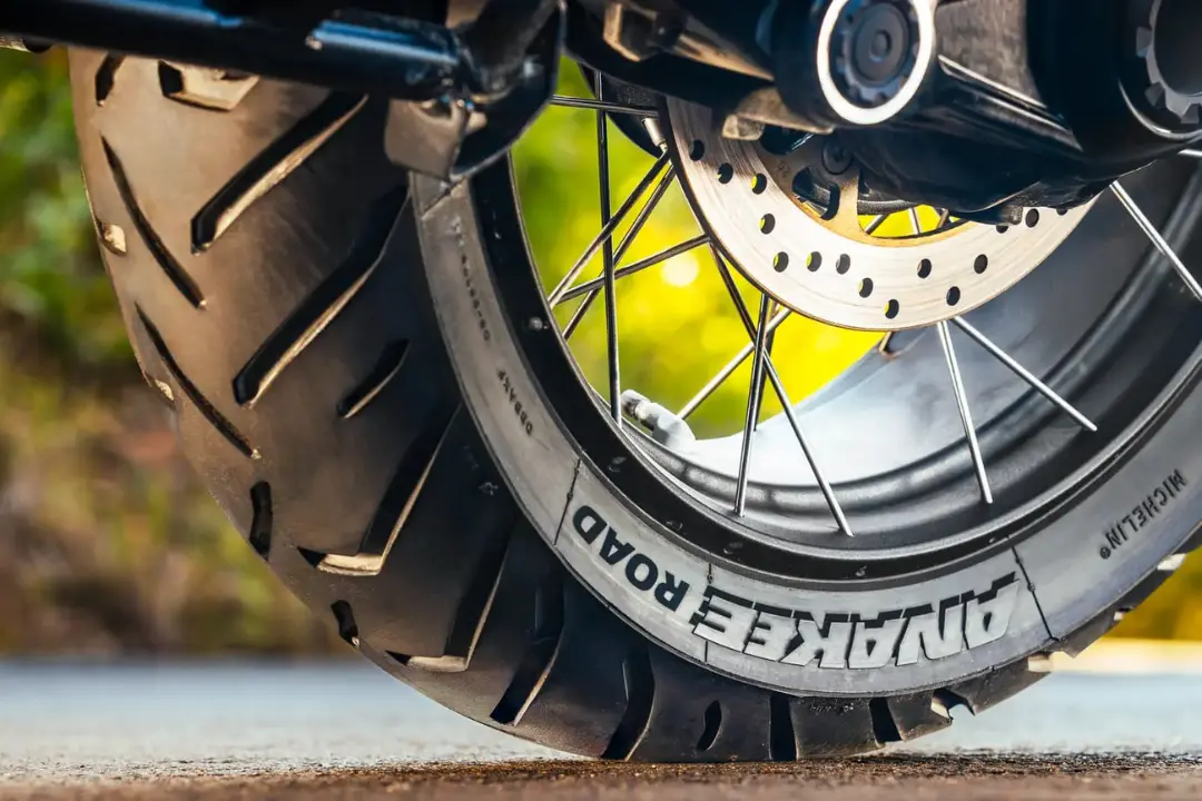 لاستیک رادیال میشلن (Michelin) مدل اناکی رود روی چرخ موتورسیکلت