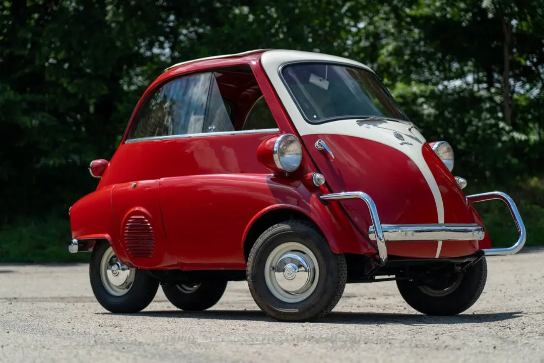 خودروی کوچک ایزتا (Isetta) با رنگ قرمز و سقف سفید در فضای باز