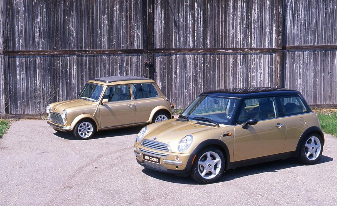 دو خودروی مینی کوپر (Mini Cooper) کلاسیک و مدرن در کنار هم