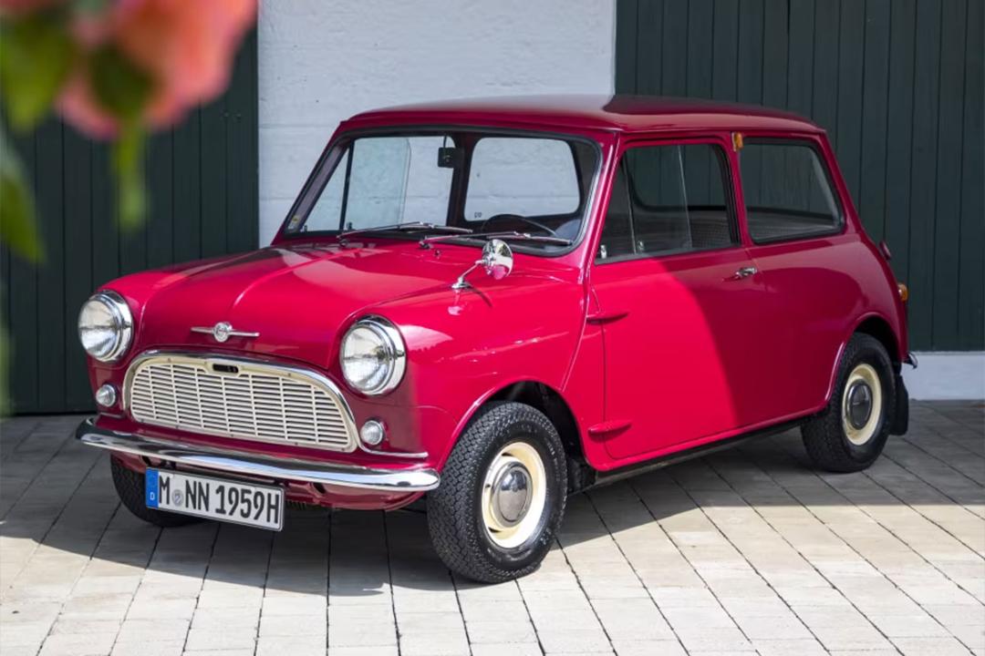خودرو کلاسیک مینی (Mini) قرمز رنگ در فضای باز