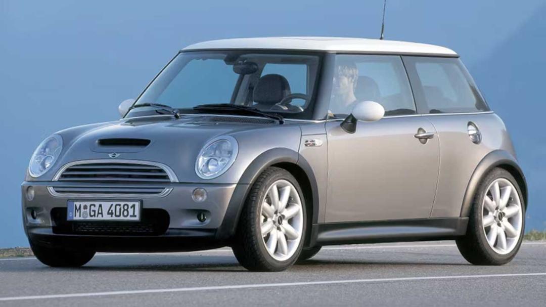 خودرو مینی کوپر S (Mini Cooper S) نقره‌ای در حال حرکت در جاده