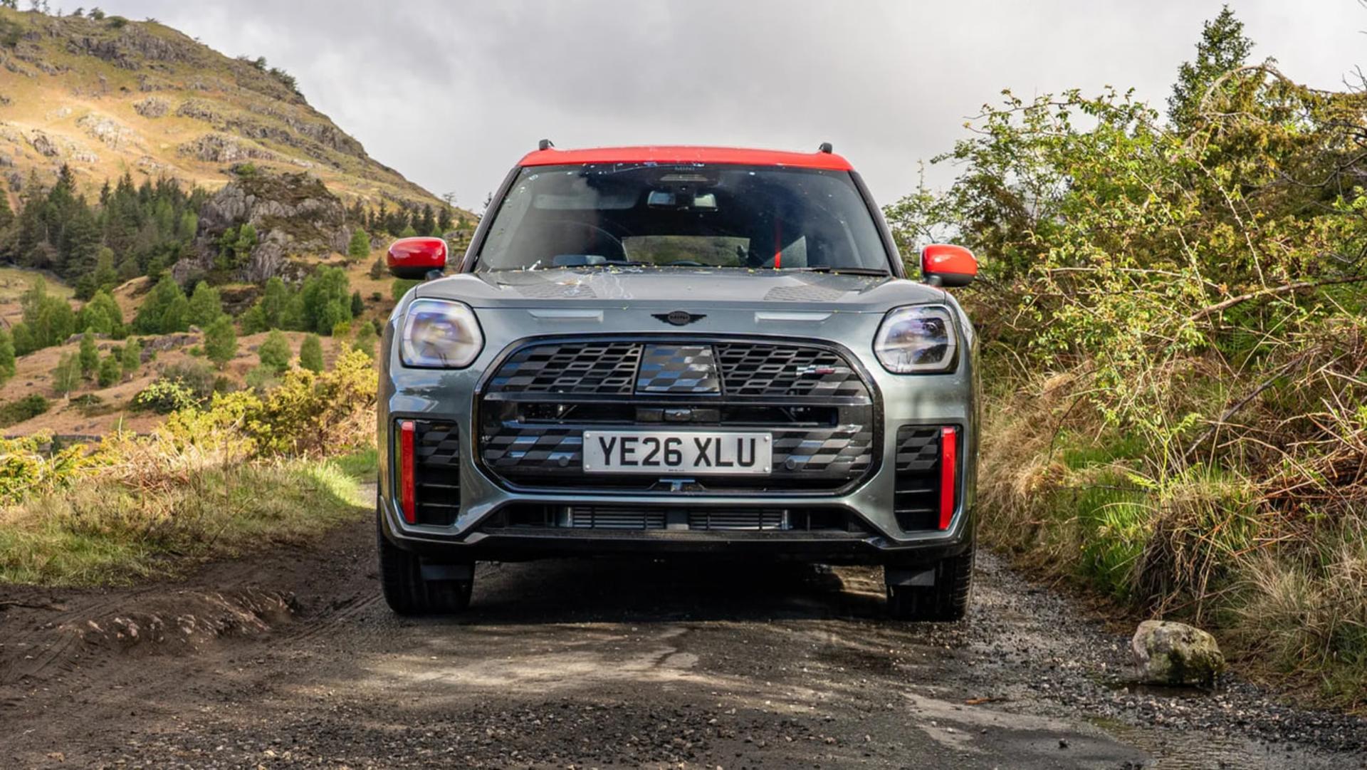 خودرو مینی کنتری (MINI Countryman) خاک‌گرفته در یک جاده کوهستانی