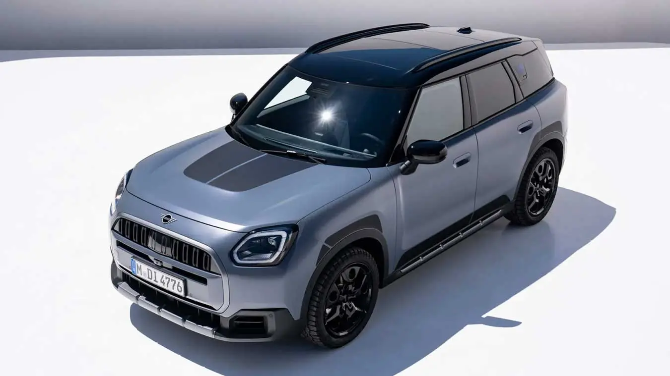 مینی کانتریمن (Mini Countryman) با رنگ آبی متالیک و سقف مشکی در فضای سفید