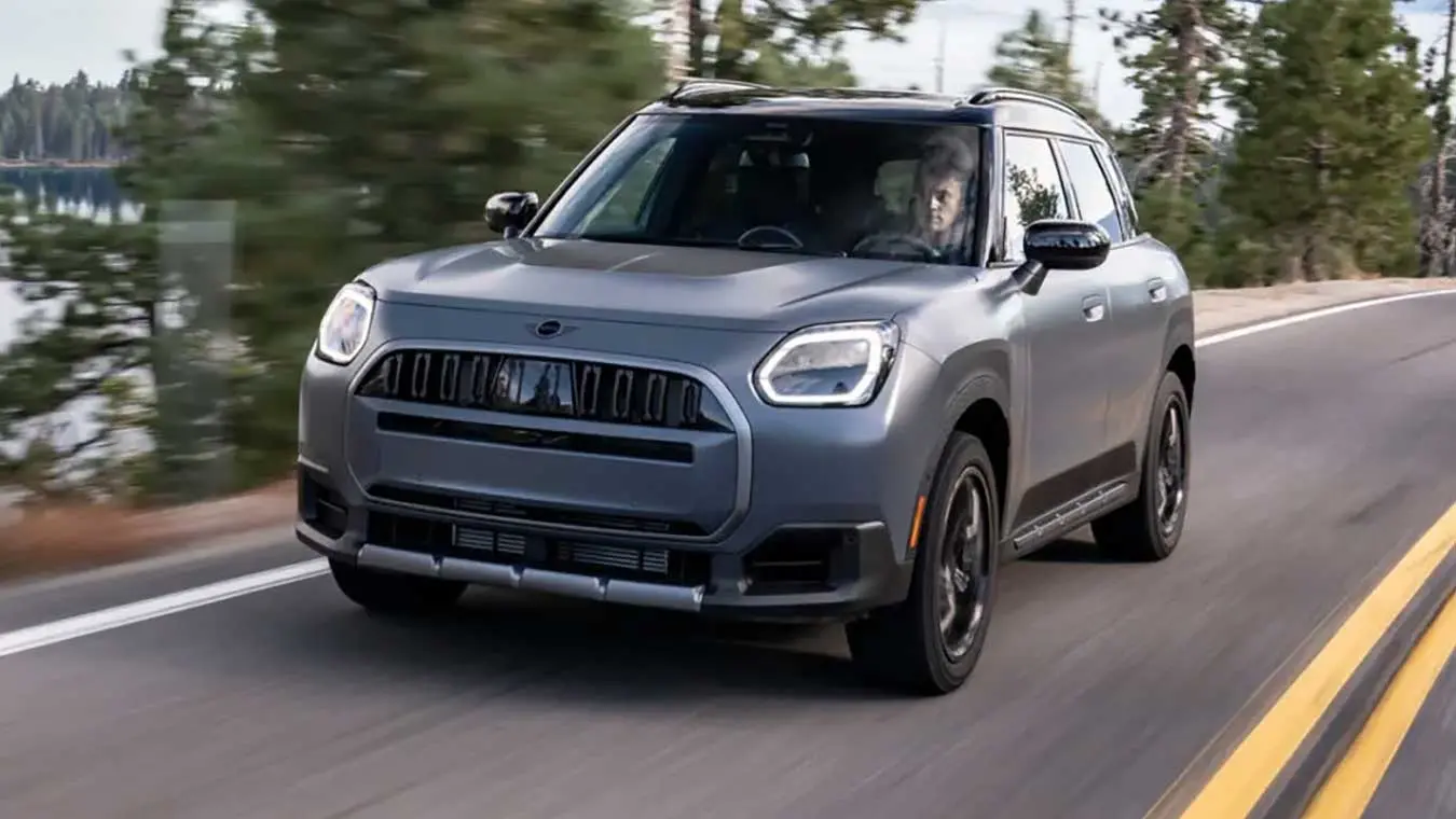 خودرو مینی کانتریمن (Mini Countryman) در حال حرکت در جاده‌ای کوهستانی