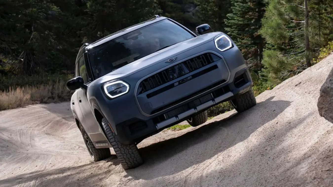 خودروی مینی کانتریمن (Mini Countryman) در حال حرکت در مسیر خاکی ناهموار