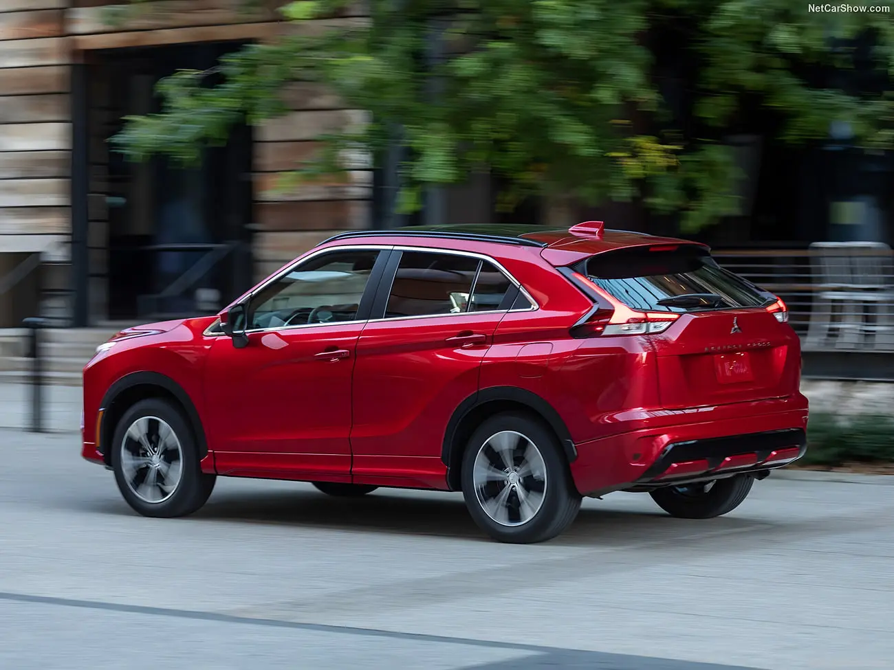 خودروی قرمز رنگ میتسوبیشی اکلیپس کراس (Mitsubishi Eclipse Cross) در حال حرکت در خیابان