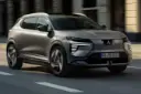 میتسوبیشی اکلیپس کراس برقی (Mitsubishi Eclipse Cross EV) در حال حرکت در خیابان