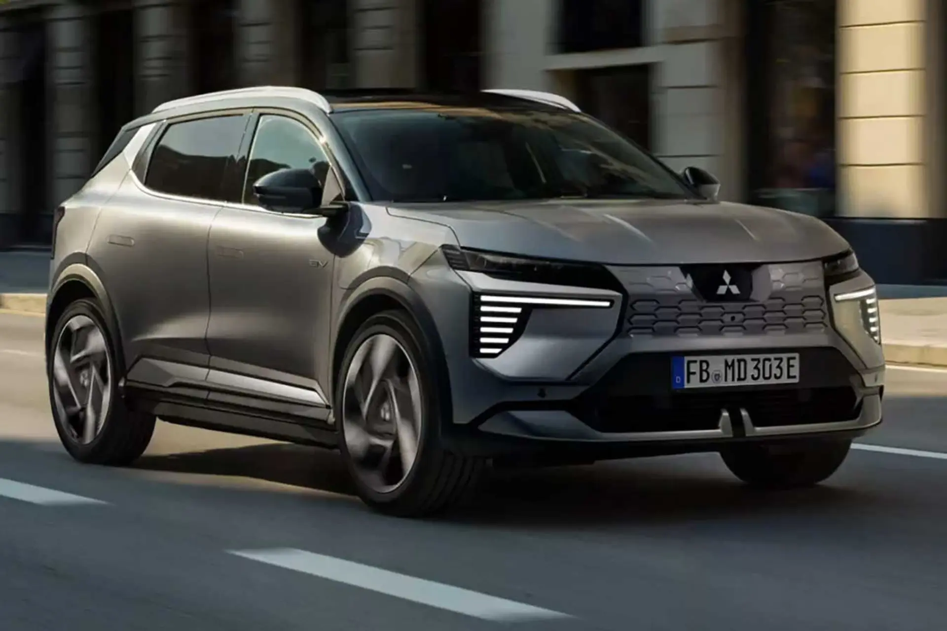 میتسوبیشی اکلیپس کراس برقی (Mitsubishi Eclipse Cross EV) در حال حرکت در خیابان