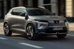 میتسوبیشی اکلیپس کراس برقی (Mitsubishi Eclipse Cross EV) در حال حرکت در خیابان