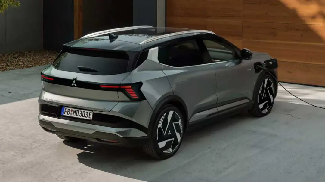 خودروی میتسوبیشی اکلیپس کراس برقی (Mitsubishi Eclipse Cross EV) در حال شارژ شدن